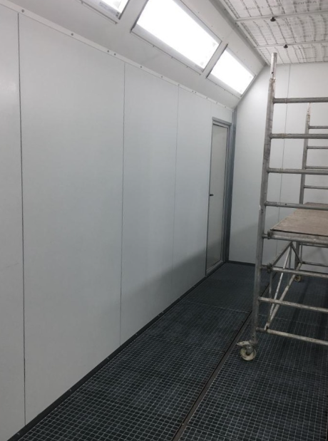 Anlage während der Montage mit Gerüst