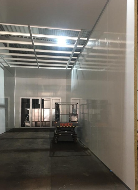 Lackieranlage mit integrierter Hebebühne