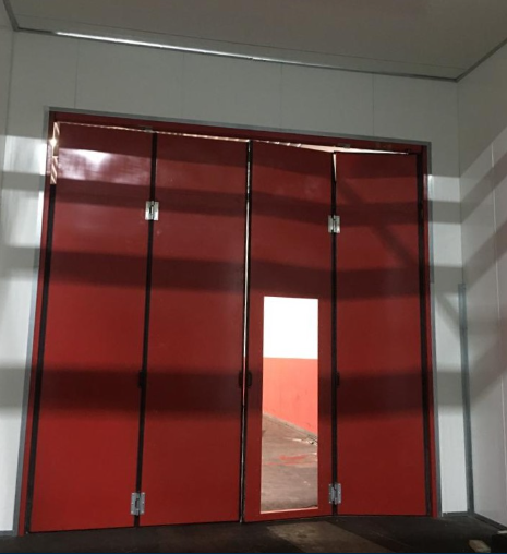 Rotes Kabinentor mit Seitenansicht