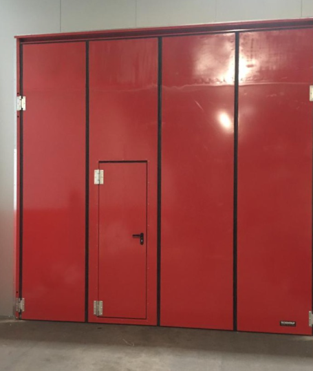 Rotes Tor mit geschlossener Zugangstür