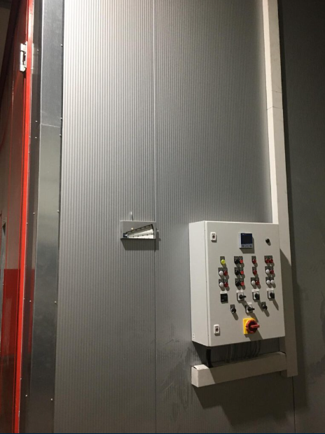Schaltschrank einer roten Lackieranlage
