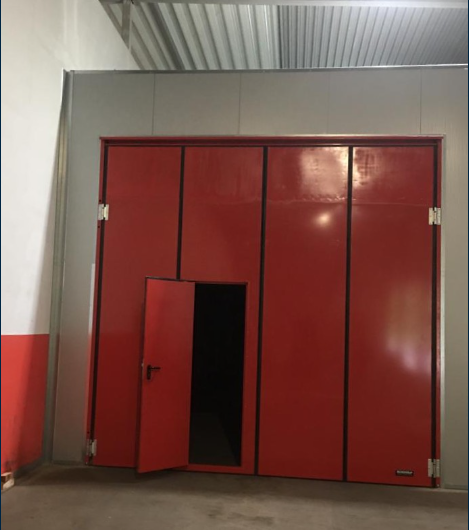 Rotes Tor mit geöffneter Zugangstür
